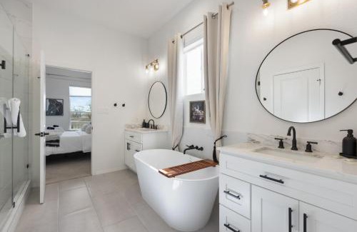 Northside House | Stylish 4BR Home Close to Houston Downtown, Sleeps 10, Free Parking