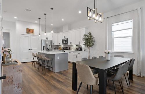 Northside House | Stylish 4BR Home Close to Houston Downtown, Sleeps 10, Free Parking