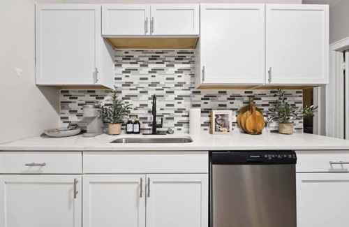 Cicero House | Stylish 4BR | Sleeps 8 | Garage Parking | Near Airport & Downtown