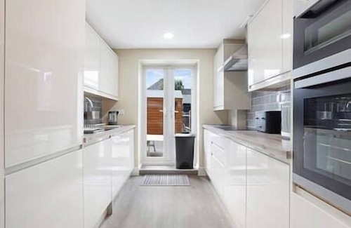 Dartford House | Stylish 5-Bed Home | 3 Baths | Near Bluewater & London