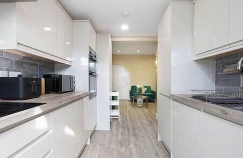 Dartford House | Stylish 5-Bed Home | 3 Baths | Near Bluewater & London