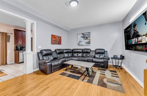 Brampton House | Stylish 5 Bed Home Near Airport