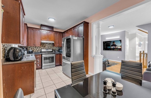 Brampton House | Stylish 5 Bed Home Near Airport