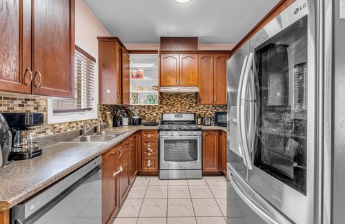 Brampton House | Stylish 5 Bed Home Near Airport