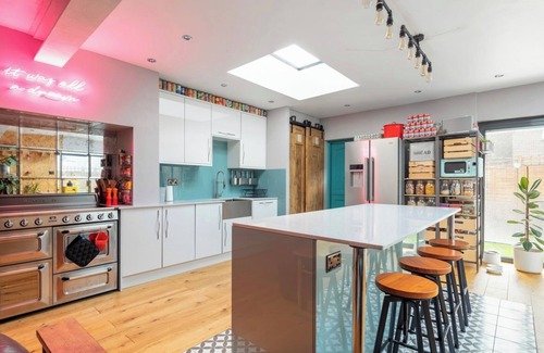 Stratford House | Stylish 5 bedroom House in Stratford