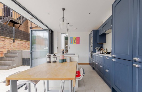 Leamington Spa House | Stylish 5-Bed Townhouse in Prime Leamington Spa