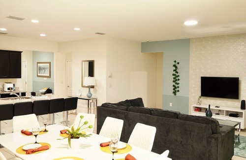 Loughman Villa | Stylish 5BR Pool Home at Solterra Near Theme Parks