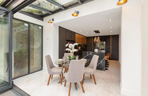 Coombe Hill Apartment | Stylish 5BR with Garden&Parking near Wimbledon