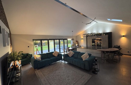 West Rainton House | Stylish 6 Bed - Huge Garden, 10 min to Durham City
