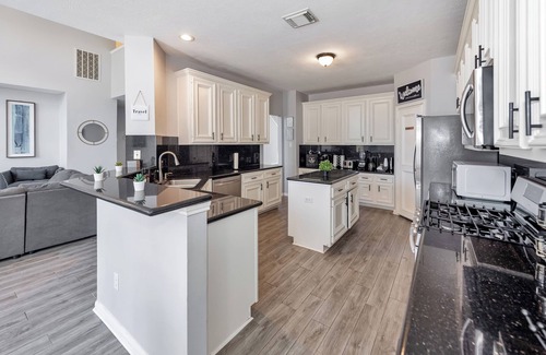 Barker House | Stylish 7-BR w Pool & Spa 20 Mins Downtown