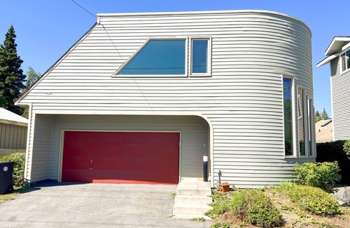 South Addition Apartment | Stylish Anchorage Townhome ~ 1 Mi to Downtown