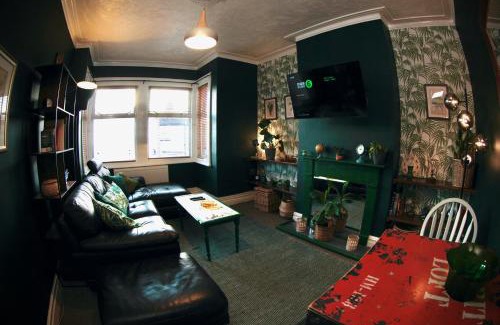 Southend-on-Sea Apartment | Stylish and artistic flat in Southend on Sea