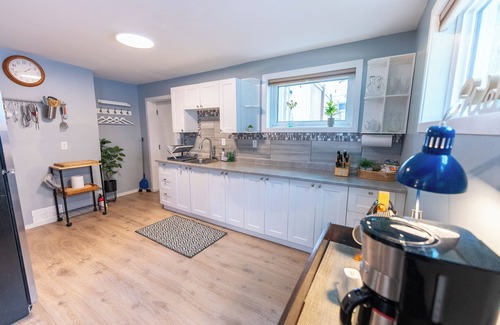 Red Deer House | Stylish and Bright Pet Friendly Private Suite in Central Red Deer