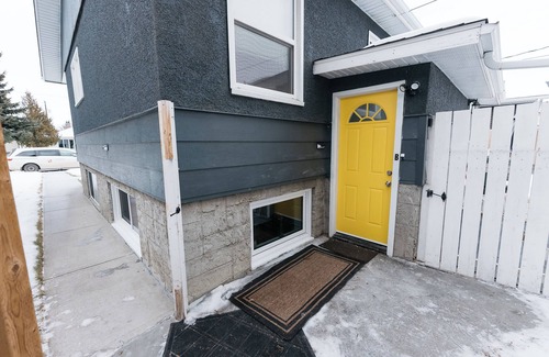 Red Deer House | Stylish and Bright Pet Friendly Private Suite in Central Red Deer
