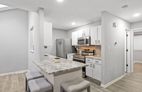 Overland Park House | Stylish and Comfortable 3-Bedroom Townhome in Overland Park with WIFI and Pool!