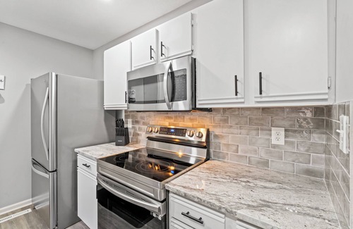 Overland Park House | Stylish and Comfortable 3-Bedroom Townhome in Overland Park with WIFI and Pool!