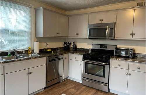 Fifeville House | Stylish and Convenient with WiFi & Fenced yard