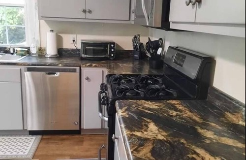 Fifeville House | Stylish and Convenient with WiFi & Fenced yard