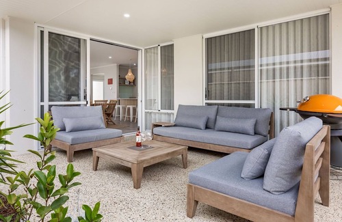 Dunsborough House | STYLISH AND CONTEMPORARY HOME WITH BEAUTIFUL COASTAL TOUCHES & TIMBER ACCENTS