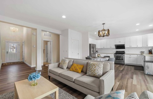 Bothell House | Stylish and Contemporary Retreat on 223rd Place SE - Perfect Getaway Spot #41847