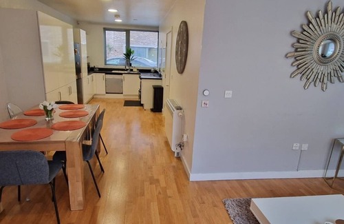 Barking House | Stylish and Cosy Family Friendly House - Shops, Parks & Quick City Links