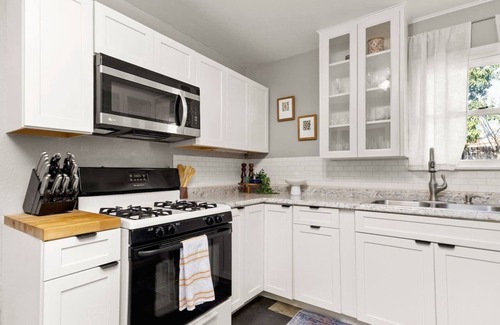 MLK House | Stylish and Cozy 2BR in Vibrant East Austin