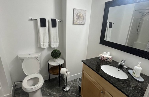 Lake Cowichan House | Stylish and cozy suite minutes away from Town!