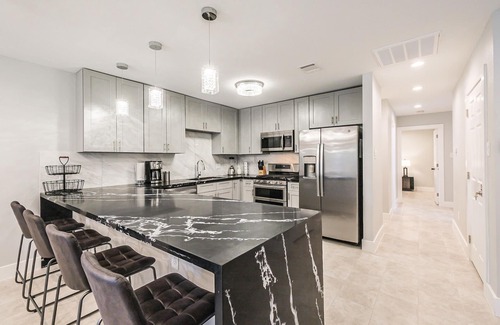 Spring Branch East House | Stylish and cozy~ Mins to downtown.
