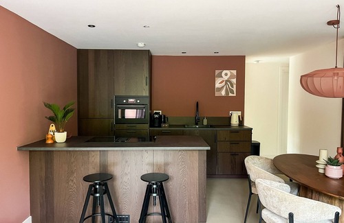 Gasselte House | Stylish and luxurious forest retreat with hot tub, wood stove, and sunny garden. Sleeps 4 – ideal for couples or families.
