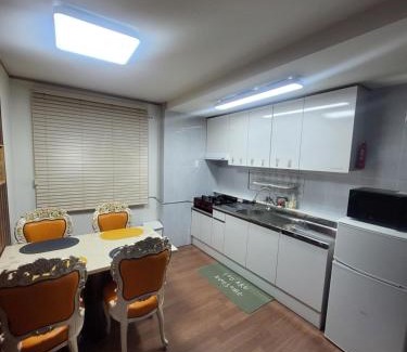 Itaewon Apartment | Stylish and Modern New Home #14