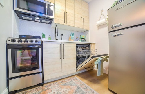Downtown Orlando House | Stylish and Private 1 Bedroom 1 Bath with Large Fenced Yard, Hot Tub, Downtown