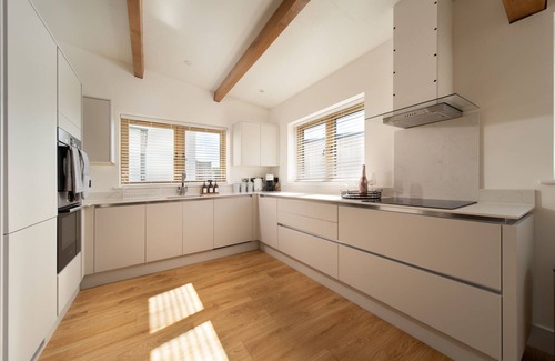 Hele Cottage | Stylish and spacious countryside cottage, sleeps 4, with hot tub near coast.