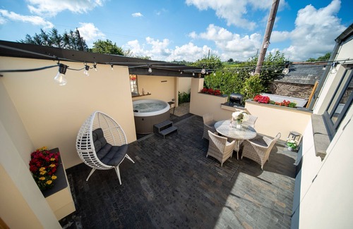 Hele Cottage | Stylish and spacious countryside cottage, sleeps 4, with hot tub near coast.