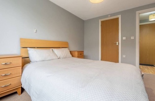 Redhill Apartment | Stylish and Spacious 2Bed/2Bath Redhill stay for 4!