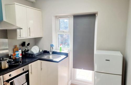 Bensham Manor Apartment | Stylish Apartment, self check-in, Ideal 4 Contractors, 25mins to Gatwick Airport