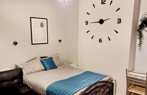 Bensham Manor Apartment | Stylish Apartment, self check-in, Ideal 4 Contractors, 25mins to Gatwick Airport
