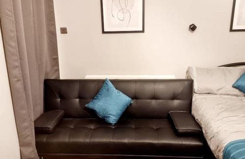Bensham Manor Apartment | Stylish Apartment, self check-in, Ideal 4 Contractors, 25mins to Gatwick Airport