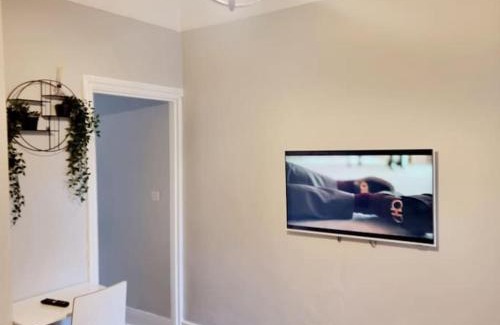 Bensham Manor Apartment | Stylish Apartment, self check-in, Ideal 4 Contractors, 25mins to Gatwick Airport