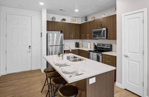 Draper Apartment | Stylish Apartment - Hottub/Parking/Gym/FastWifi/PetFriendly/Coffee Provided