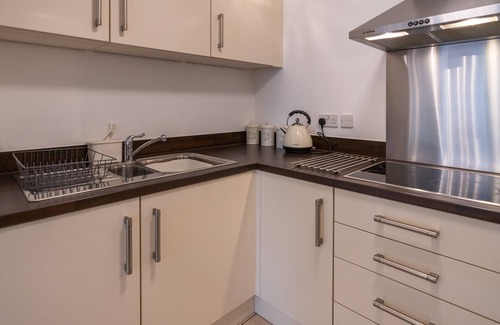Century Wharf Apartment | Stylish Apartment in the Bay with Parking