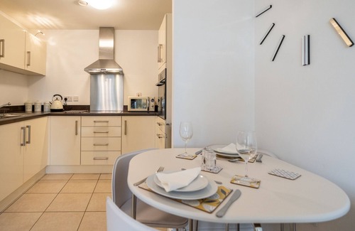 Century Wharf Apartment | Stylish Apartment in the Bay with Parking