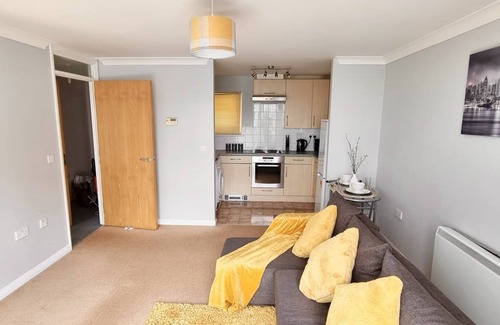 London Borough of Hounslow Apartment | ⭑ Stylish Apartment Near Heathrow, Skyline Views ⭑