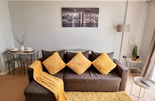 London Borough of Hounslow Apartment | ⭑ Stylish Apartment Near Heathrow, Skyline Views ⭑