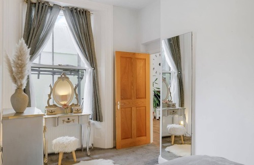 Plymouth Apartment | Stylish Apartment w/ Private Parking, Plymouth