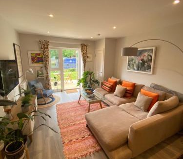 Uxbridge South Apartment | Stylish Apartment with Terrace