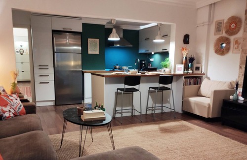 Bahcelievler Apartment | Stylish Apartment with Backyard in Merter
