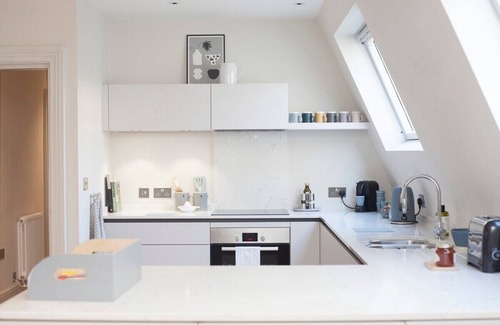 Bath Apartment | Stylish Apt in Heart of Georgian Bath (WST)