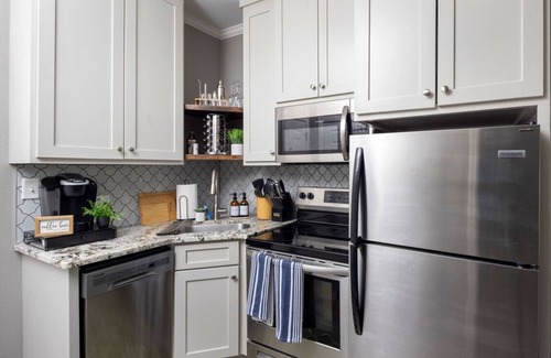 Downtown Little Rock Apartment | Stylish Apt | King Bed + Parking + Family Friendly