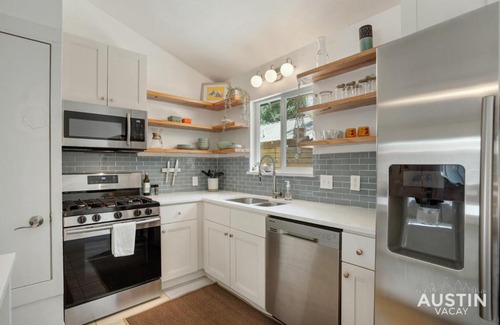 North University Apartment | Stylish Austin Retreat w Luxurious King Bed and WD
