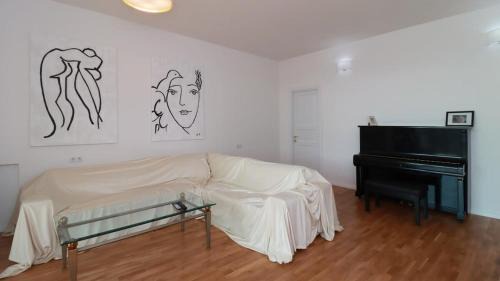 Chugureti Apartment | Stylish & Authentic 2BR Retreat in Central Tbilisi - Wehost